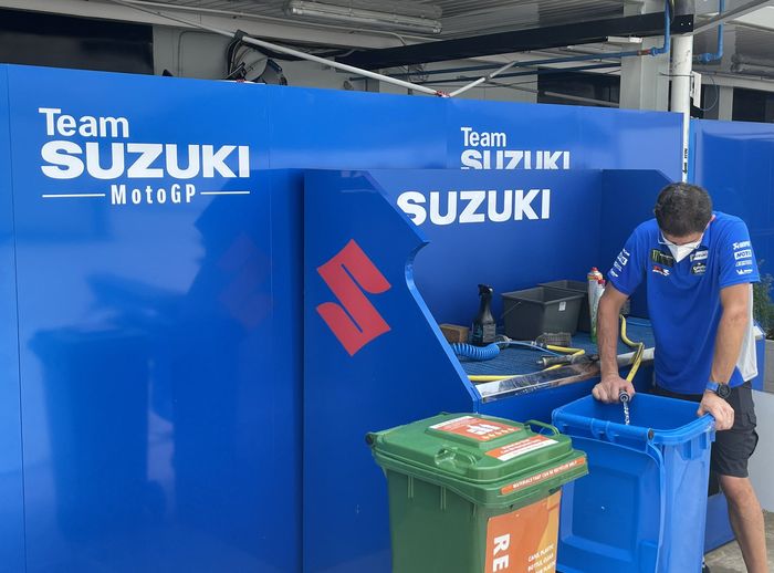 Bukan dengan kolam portabel atau mungkin ember besar, tapi justru bak berwarna biru yang yang disiapkan tim Suzuki Ecstar