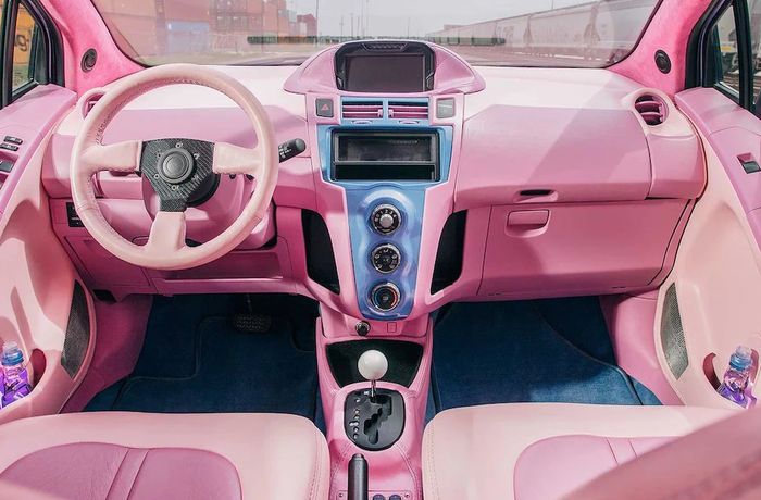 Tampilan kabin feminim pink modifikasi Toyota Yaris bakpao