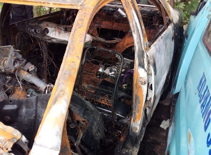 Pintu bagian kiri Toyota Camry yang hangus terbakar