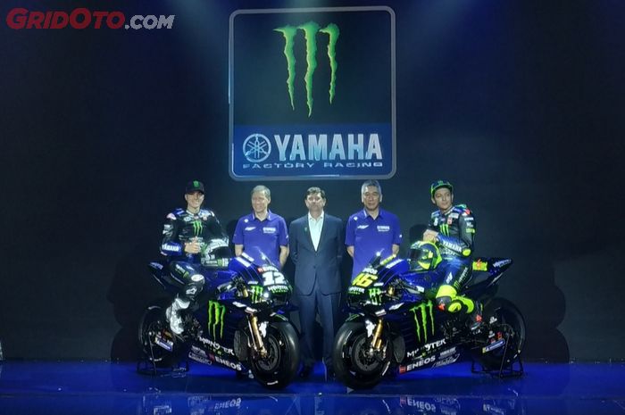Tim Monster Energy Yamaha MotoGP, dari kiri ke kanan: Maverick Vinales, Lin Jarvis, perwakilan Monster Energy, Kouchi Tsuji, Valentino Rossi