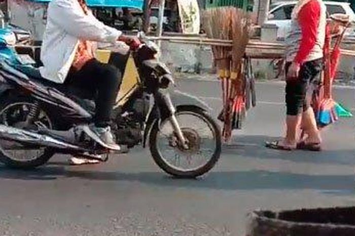 Waspada jika bertemu penjual tukang sapu ini, sekali ingatkan pemotor melawan arus dan ngeyel, temannya siap beris sanksi tilang