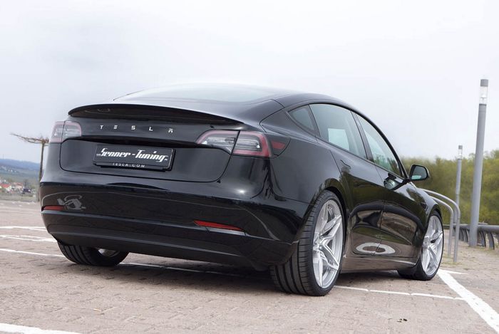 Pelek modifikasi Tesla Model 3 hadir dalam balutan warna berbeda