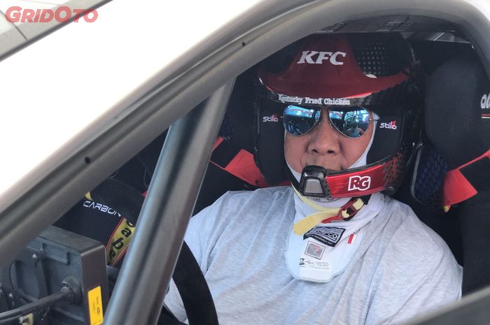 Mantan pereli nasional Ricardo Gelael berada di kokpit mobil reli Citroen C3 R5