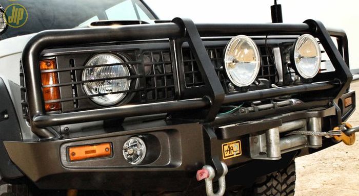 Bumper custom model ARB dipasangi winch T-Max EW-11000. Headlamp Isuzu Trooper ini ditukar model bulat dan diberi guard custom.  