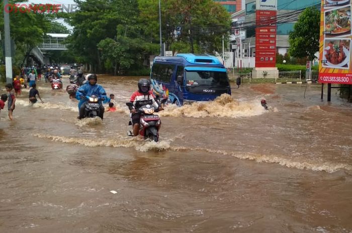 Motor menerabas banjir