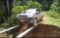 Momen-Momen Menegangkan Toyota Hilux Nyebrang Jembatan Setapak Ban