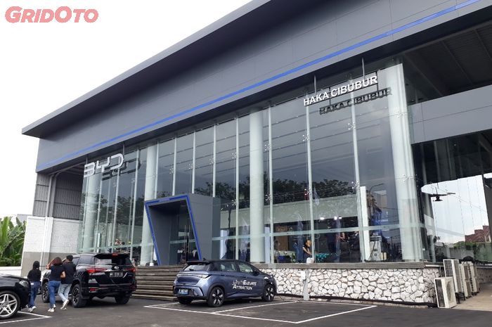 Dealer BYD Cibubur resmi dibuka, Sabtu (27/4/2024).