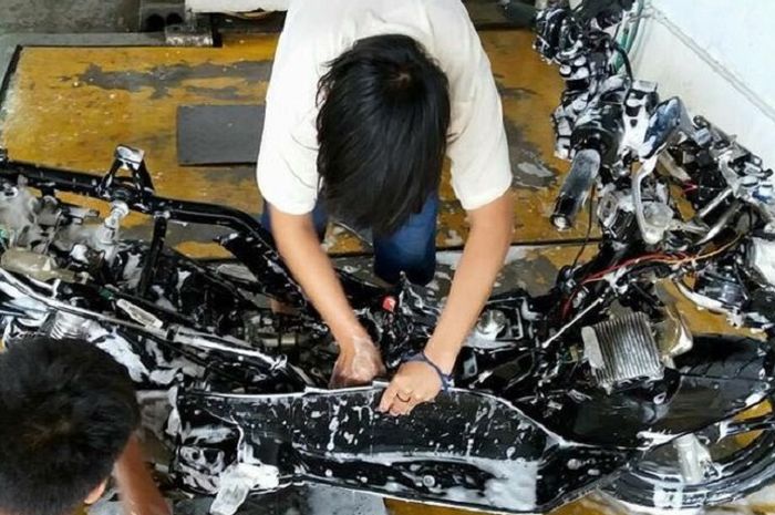 Cuci motor sampai ke rangka di Restomax Moto Detailing.