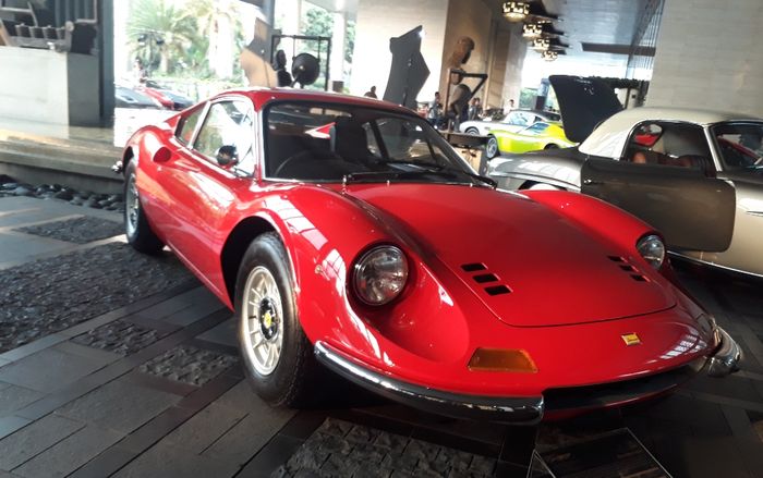 Ilustrasi Ferrari Dino Coupe tahun 1974 berkelir merah yang jadi warna paling agung di dunia otomotif