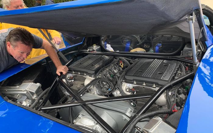 Sepasang mesin GM LT4 V8 dibenamkan pada Chevrolet Corvette C5