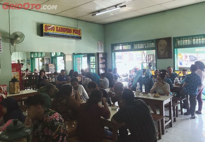 Soto Kadipiro Plus dipenuhi pengunjung saat jam makan siang