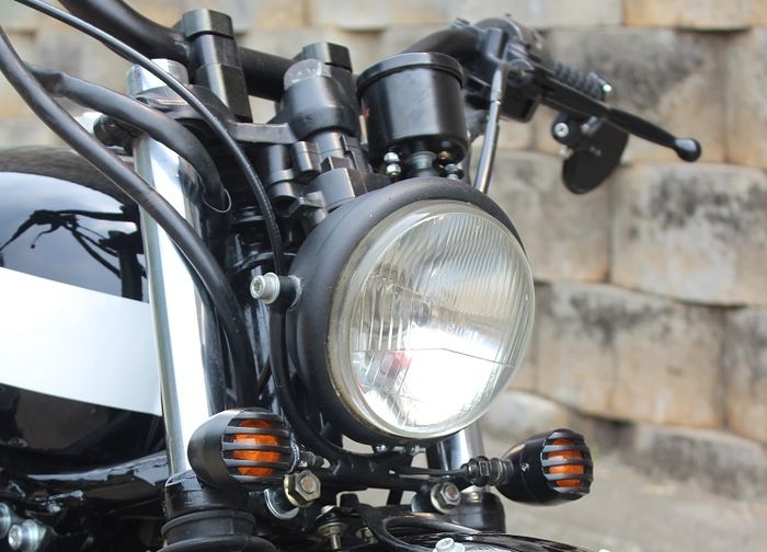 Headlamp bulat menguatkan kesan retro