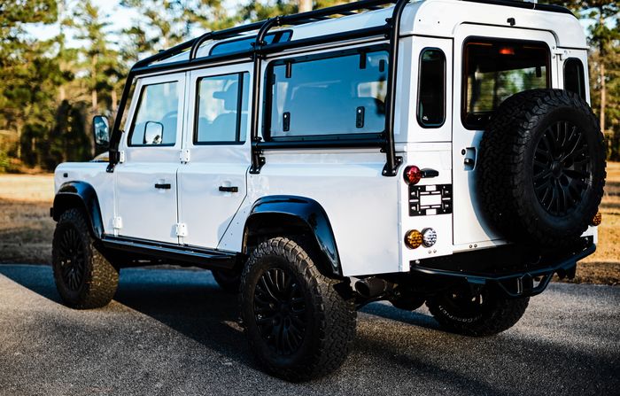 Tampilan belakang Land Rover Defender hasil garapan Osprey Custom