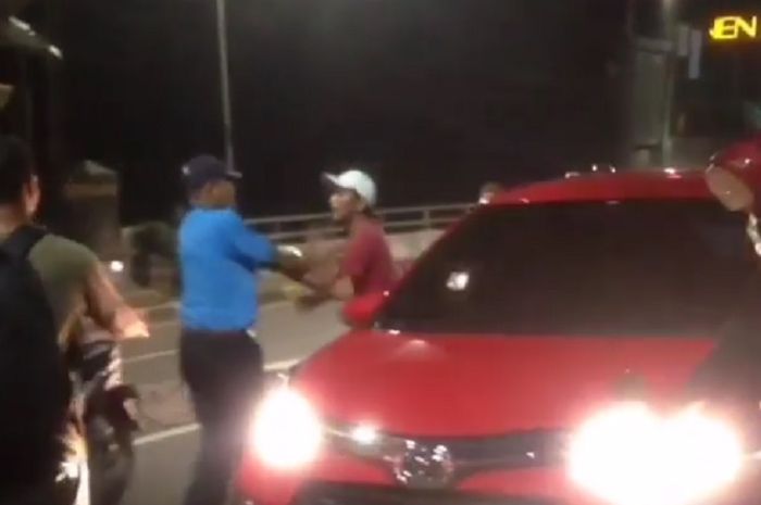 Sopir TransJakarta Jhonson Nainggola, terlibat adu jotos dengan pengemudi Toyota Agya berwarna merah