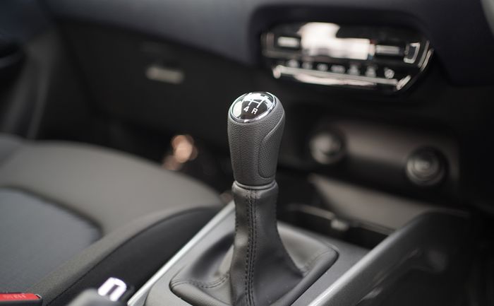 posisikan tuas mobil saat berkendara menanjak 