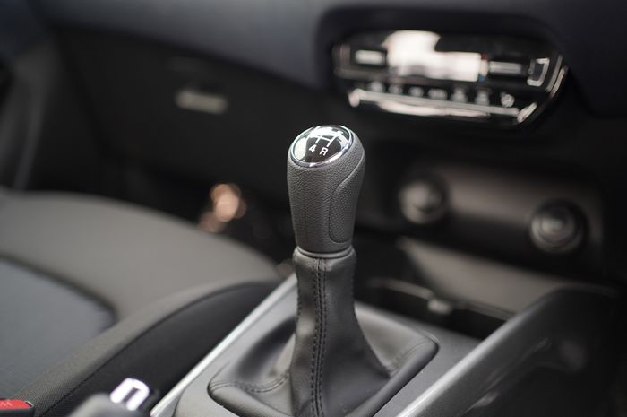Jaga kampas kopling awet, begini cara pakai mobil manual yang tepat.