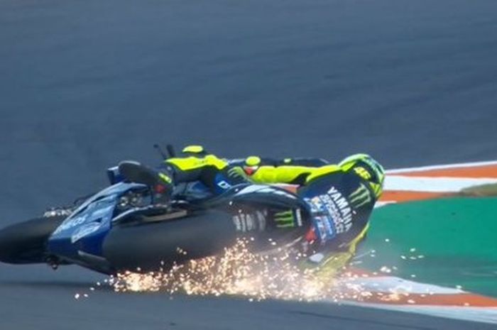 Valentino Rossi crash sebanyak dua kali pada sesi latihan resmi (FP1-FP2) MotoGP Valencia, Spanyol 2019.