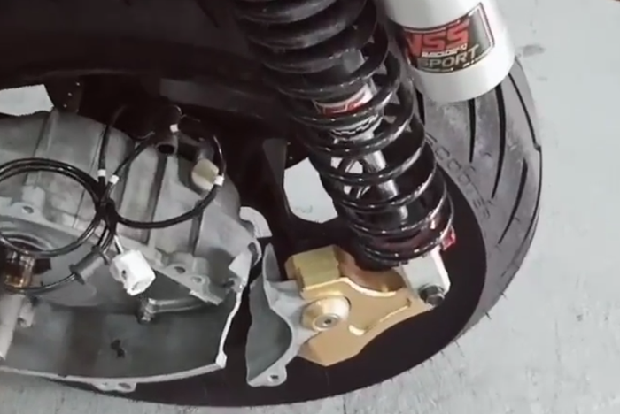 Crankcase Yamaha XMAX patah akibat memakai pemundur sok belakang.