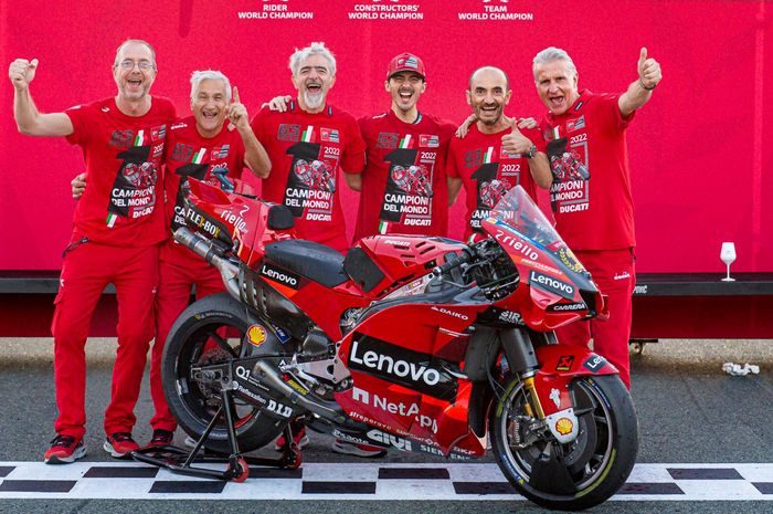 General Manager Ducati Corse, Gigi Dall'Igna ketiga dari kiri bersama petinggi tim Ducati lain foro bersama Pecco Bagnaia