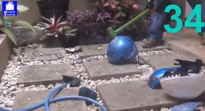 Pukulan ke-34 menggunakan palu berbobot 3 kg baru bisa membuat batok helm INK asli berlubang