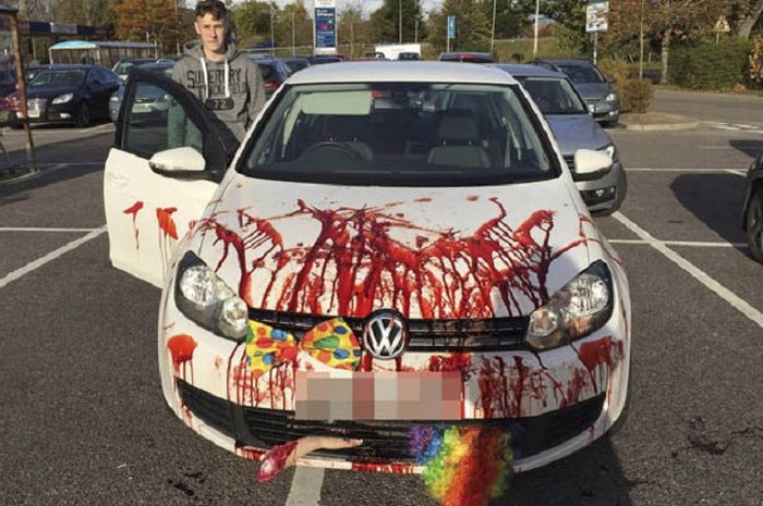 Barber Mark Bain Dengan Mobil Halloweennya