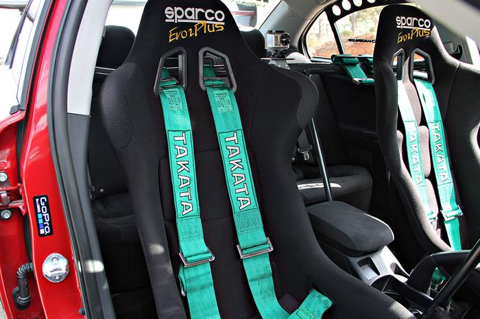 Modifikasi kabin Mitsubishi Evo X bergaya racing dengan bucket seat dari Sparco