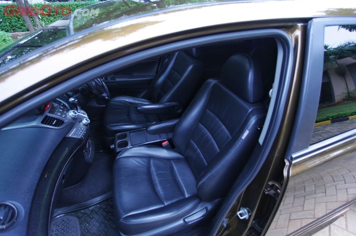 jok dilapisi kulit asli biar nyaman untuk keluarga