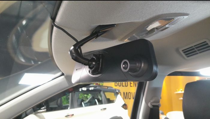 Suzuki New XL7 Hybrid Alpha Kuro disematkan fitur E-mirror yang super canggih.
