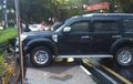 Lepas Kendali, Ford Everest Hantam Suzuki Smash dan Hancurkan Dinding Taman Selebar 4 Meter di Kota Malang