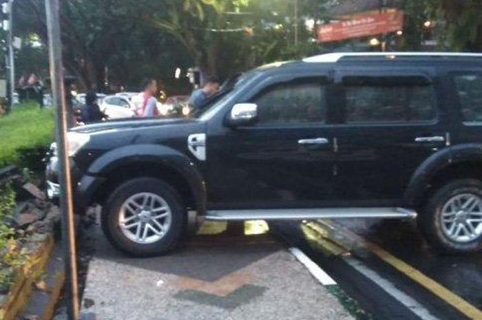 Ford Everest tabrak Suzuki Smash dan taman Tugu Balaikota Malang, Jatim