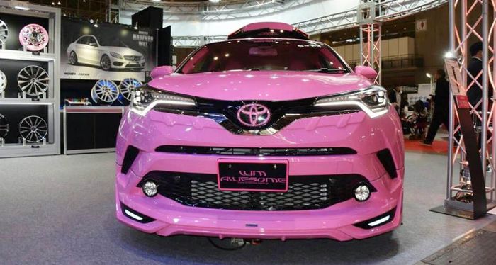 Seluruh body Toyota CH-R dilapis warna pink