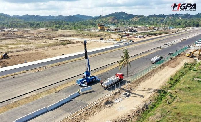 Proses pemasangan beton serta pagar pembatas trek dengan service road di Sirkuit Mandalika.