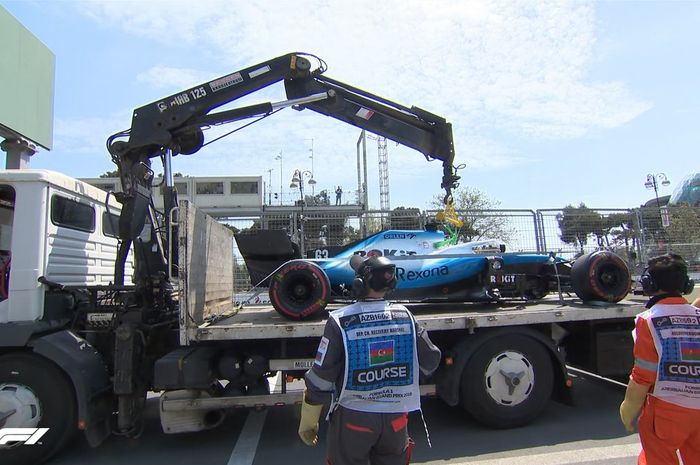 Tumpahan oli tersebut dari mesin derek yang mengangkut mobil Goerge Russell usai crash di FP1 F1 GP Azerbaijan 2019