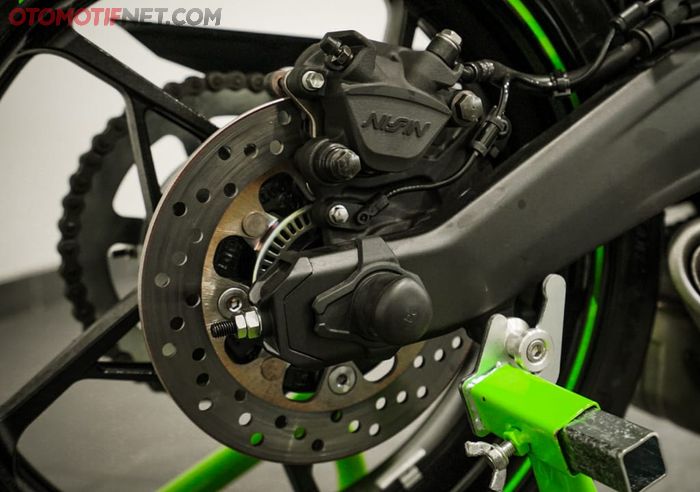 Rem belakang Ninja ZX-25R pakai cakram 220 mm dijepit kaliper Nissin 1 piston