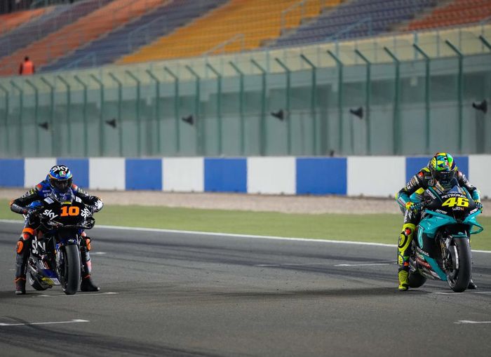 Luca Marini dan Valentino Rossi berlatih start saat tes pramusim MotoGP 2021