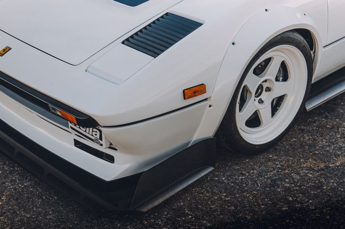 Modifikasi Ferrari 308 GTBi ditopang pelek Rofiform berwarna putih