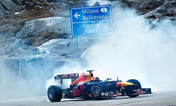 Sebastien Buemi dalam aksinya bersama mobil Red Bull di pegunungan Alpen