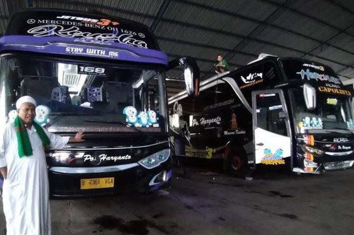 Pemilik PO Haryanto, Haryanto bersama sejumlah unit bus miliknya.