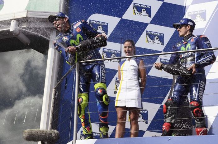 Semprotan malah ke bawah podium