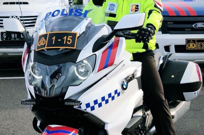 Irjen Pol Drs. Royke Lumowa mengendarai BMW K 1600 B untuk melakukan pengecekan jalur terkait pengam