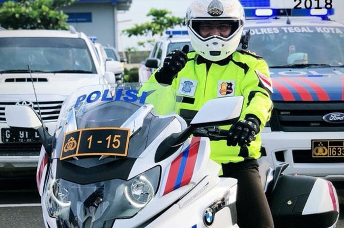 Irjen Pol Drs. Royke Lumowa mengendarai BMW K 1600 B untuk melakukan pengecekan jalur terkait pengam