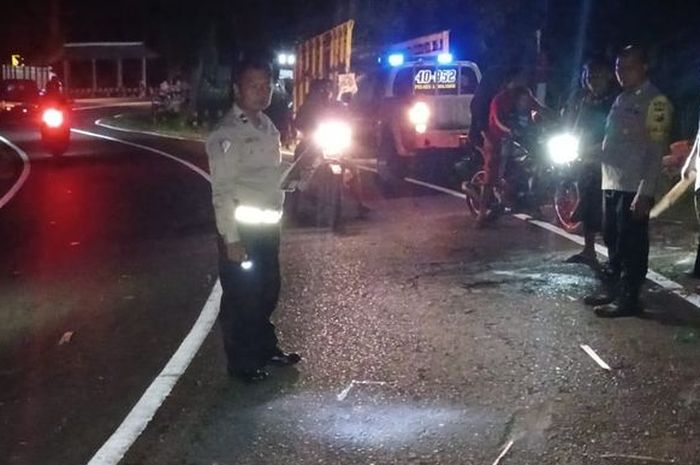 Truk ODOL muat triplek oleng dan timpa pasutri muda. Sang istri yang sedang hamil meregang nyawa