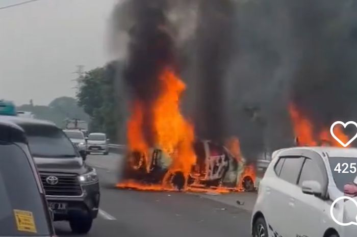 Dua mobil alami tabrakan beruntun dan terbakar di tol Japek