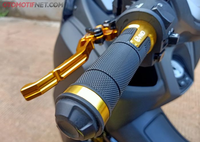 Handle rem dan handgrip VND nempel di All New Yamaha NMAX