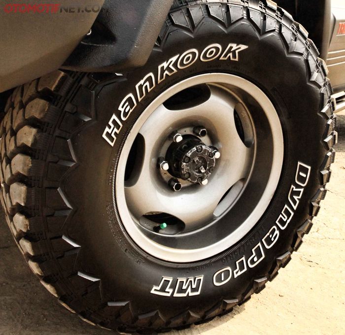 Pelek dipasangi milik Land Cruiser VX80 yang dipasangkan dengan ban Hankook Dynapro MT 285/75 R16. 