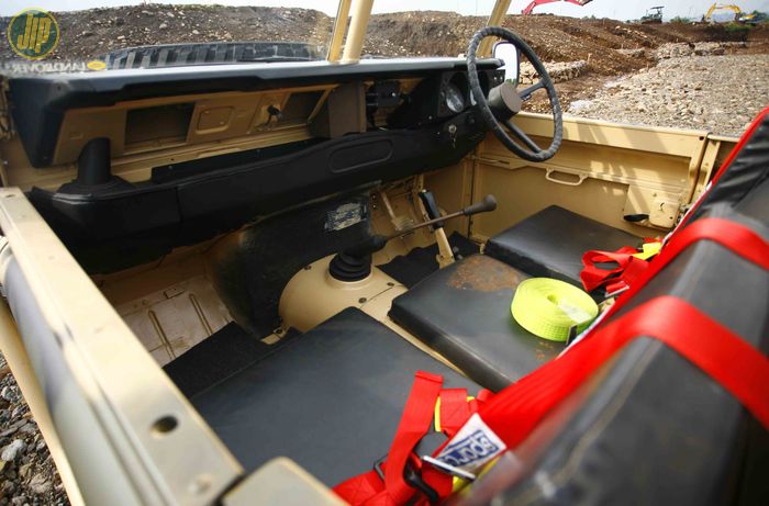 Interior Land Rover stage one ini tidak banyak dirubah, hanya jok dilapis ulang dan ditambahi safety belt 4 titik. 