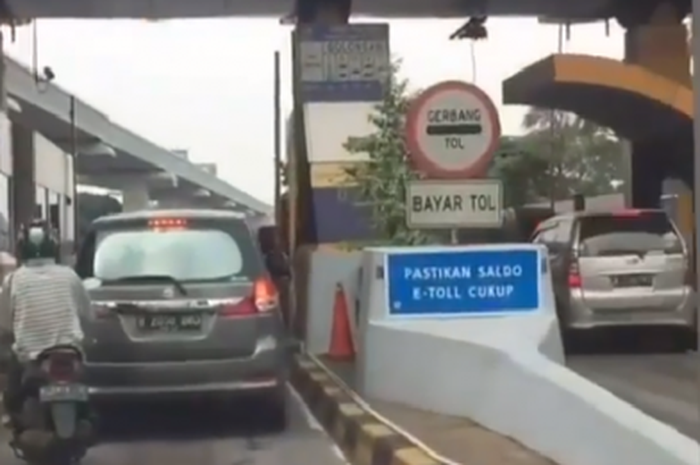 Terekam kamera pengendara motor terobos masuk jalan tol di gerbang tol Pondok Gede, Bekasi