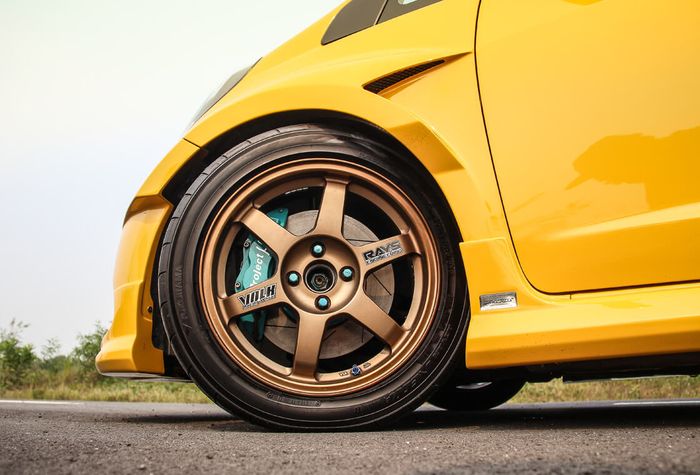 Modifikasi Honda Jazz GE8 ditopang pelek Rays TE37 warna bronze ukuran 16 inci 