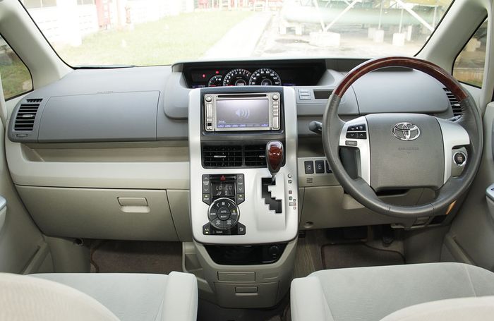 Suasana interior Toyota Nav1 dibekali fitur lengkap