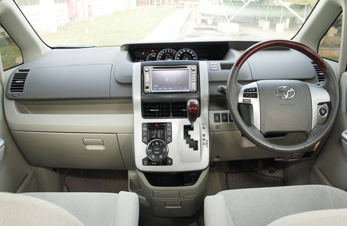 Suasana interior Toyota Nav1 dibekali fitur lengkap